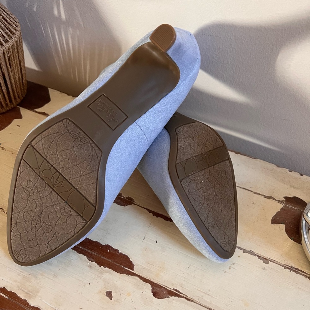 Elegant Powder Blue Women's Heels - Picture 4 of 5